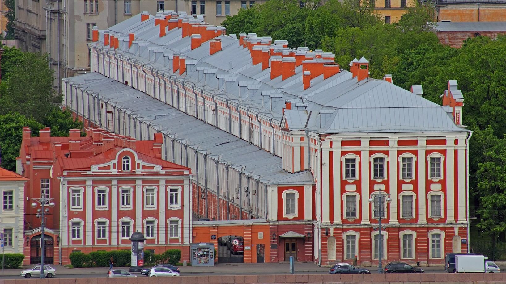 Памятники архитектуры: Храм Христа Спасителя, Петропавловский собор, здание  МГУ и другие.